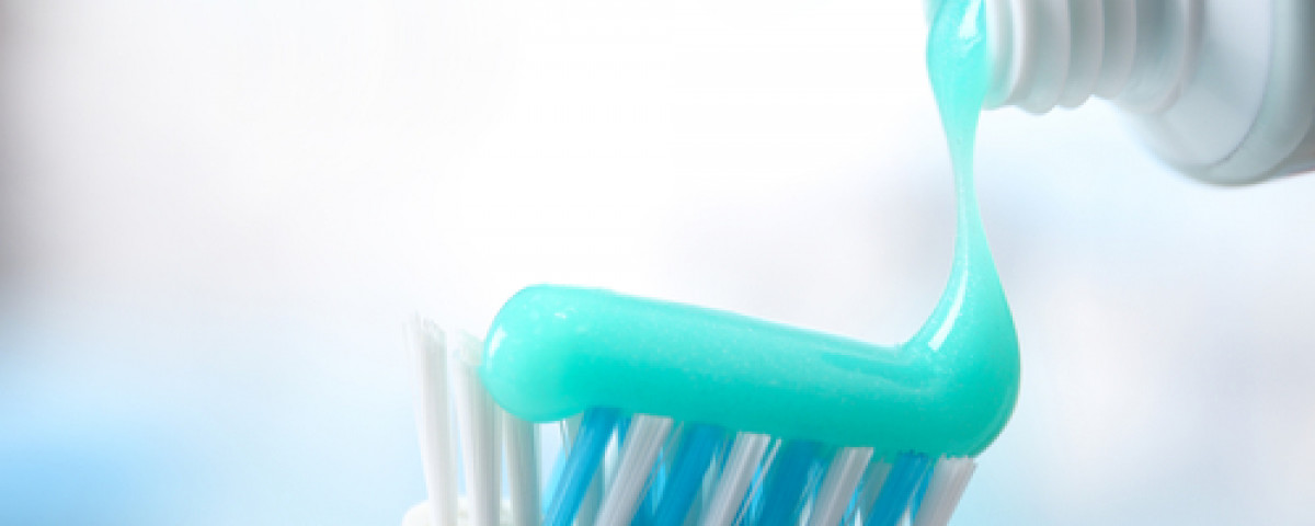 Le dioxyde de titane présent dans deux tiers des dentifrices (association)