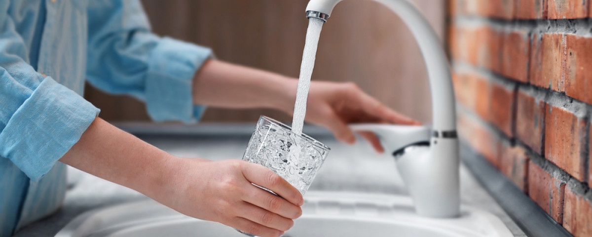 Purifier l'eau du robinet : que disent les études