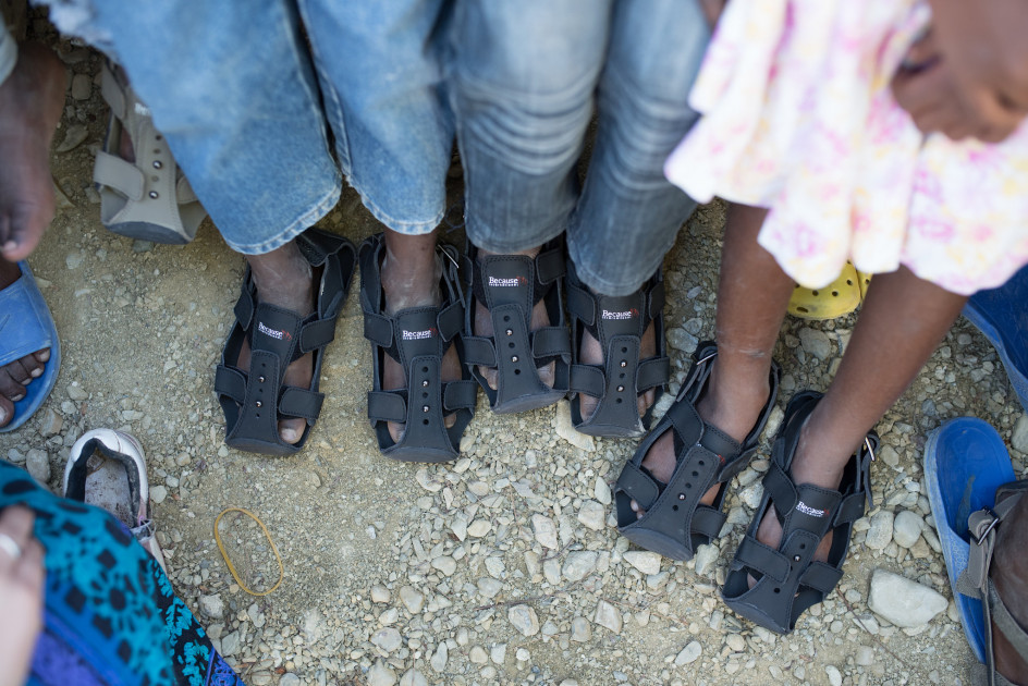 USA : des chaussures extensibles pour les enfants des pays en développement