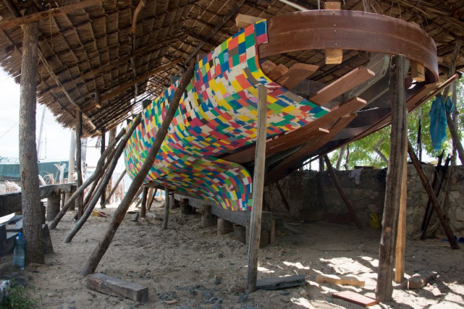 Kenya : un bateau construit avec des tongs pour lutter contre la pollution  plastique